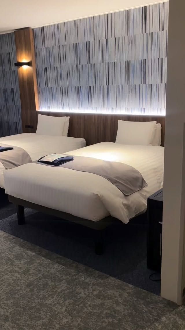 🎀お部屋紹介🎀

全351室の中でたった1室だけ。
特別なお部屋「サンデイズデラックス✨」
お部屋からは桜島を望むことができます⛰️👀
快適な設備で美しい景色とともに
いつもより少し贅沢なひとときをお過ごしください🏨🎶
記念日などの特別な日のご滞在に、ぜひご利用ください✨🥂🫶🏻

皆様のお越しを心よりお待ちしております🤵🏻‍♀️🤵🏻💖

#鹿児島ホテル #ホテルサンデイズ鹿児島 #鹿児島観光 #天文館 #記念日旅行